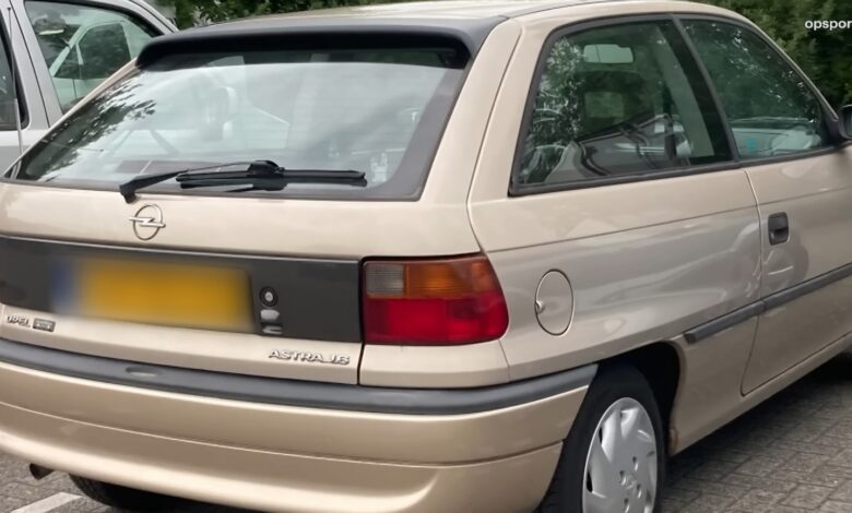 De champagnekleurige Opel Astra waarmee het slachtoffer en zijn vrienden naar de Geleen reden. De politie hoopt dat getuigen zich melden die deze auto die avond hebben gezien. Beeld Opsporing Verzocht