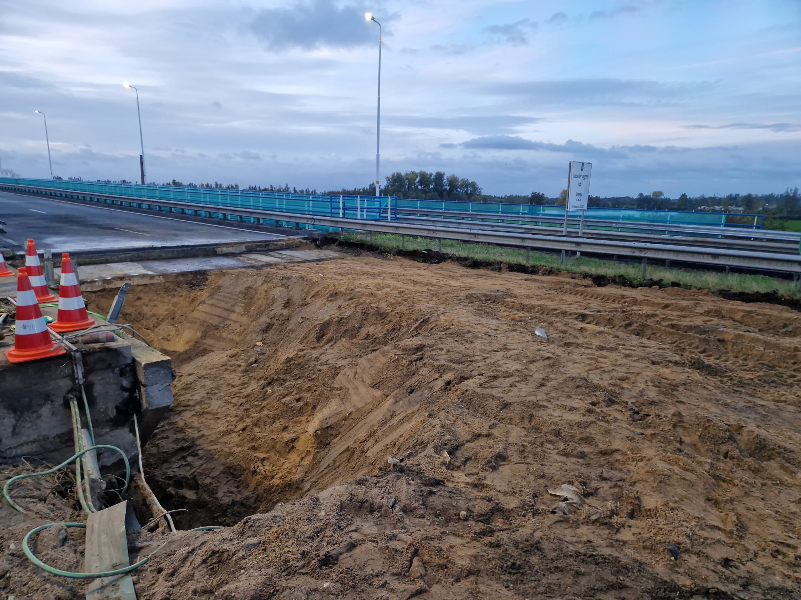 Het gat bleek zich deels onder de snelweg door te strekken, dicht bij de brug over de IJssel. - Foto Rijkswaterstaat