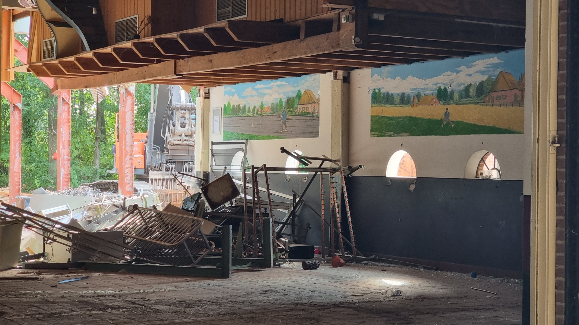 Binnen heerst stilte waar ooit muziek klonk. De afbraak van de oude feestzaal is afgelopen jaar voltooid. Foto © RTV Focus Zwolle