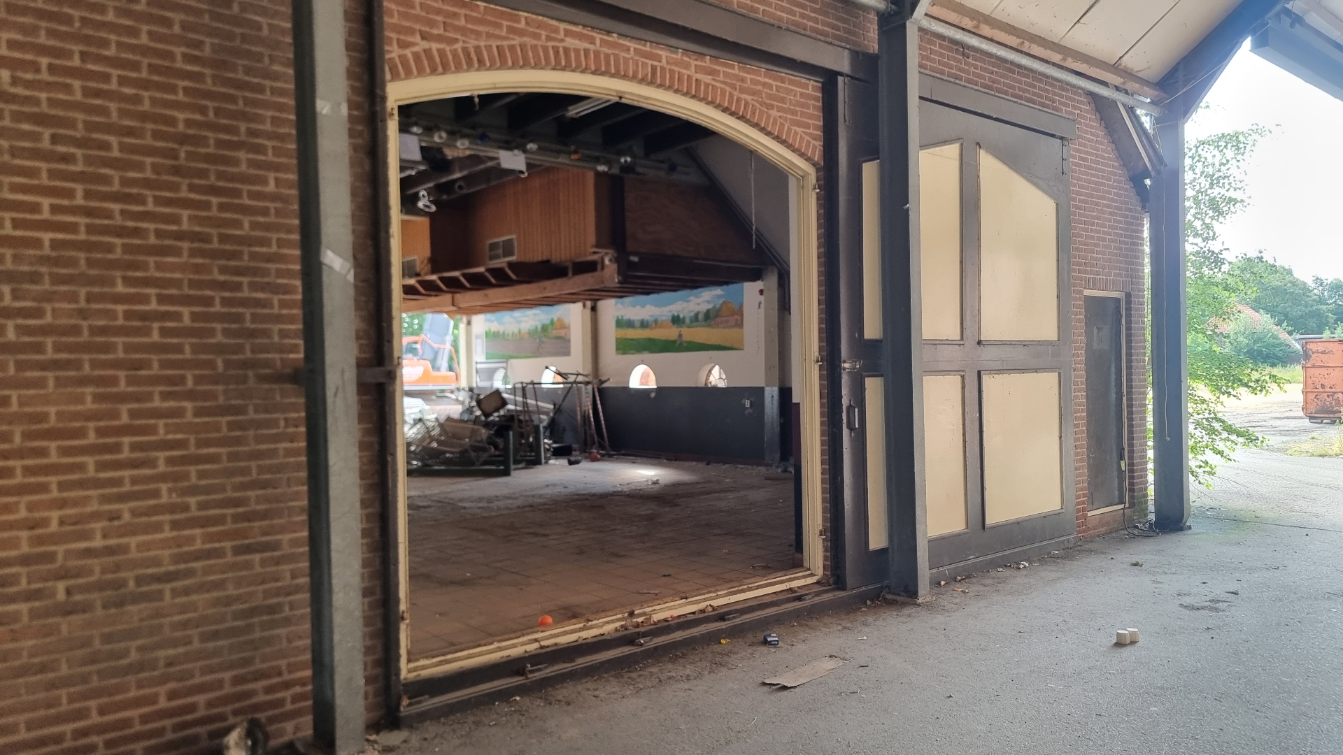 De bekende boogdeur van De Bierton geeft nog één keer een blik op het verleden — straks verrijst hier iets nieuws. Foto © RTV Focus zwolle