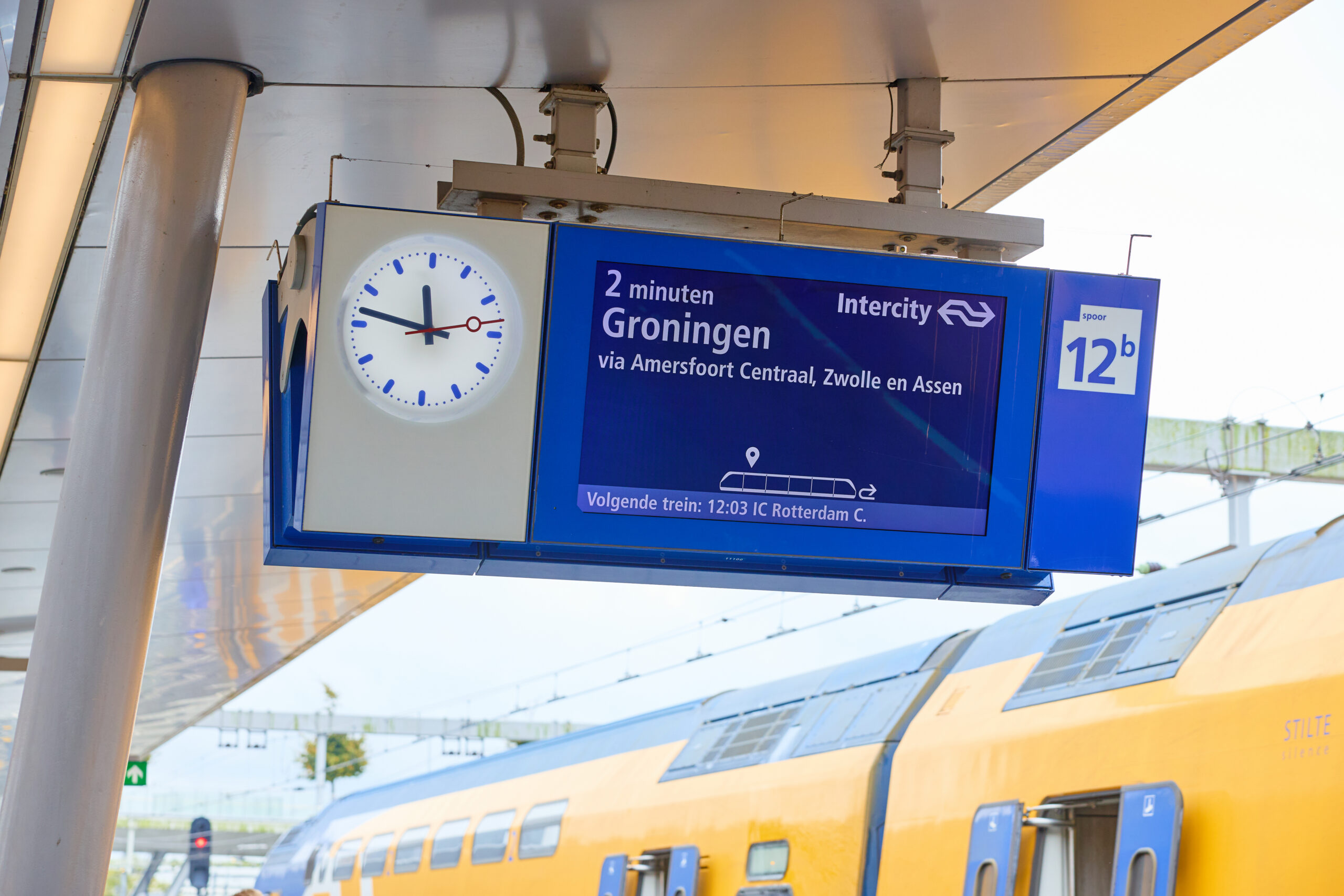 NS schakelt ook op station Zwolle over op donkere reisinformatieborden