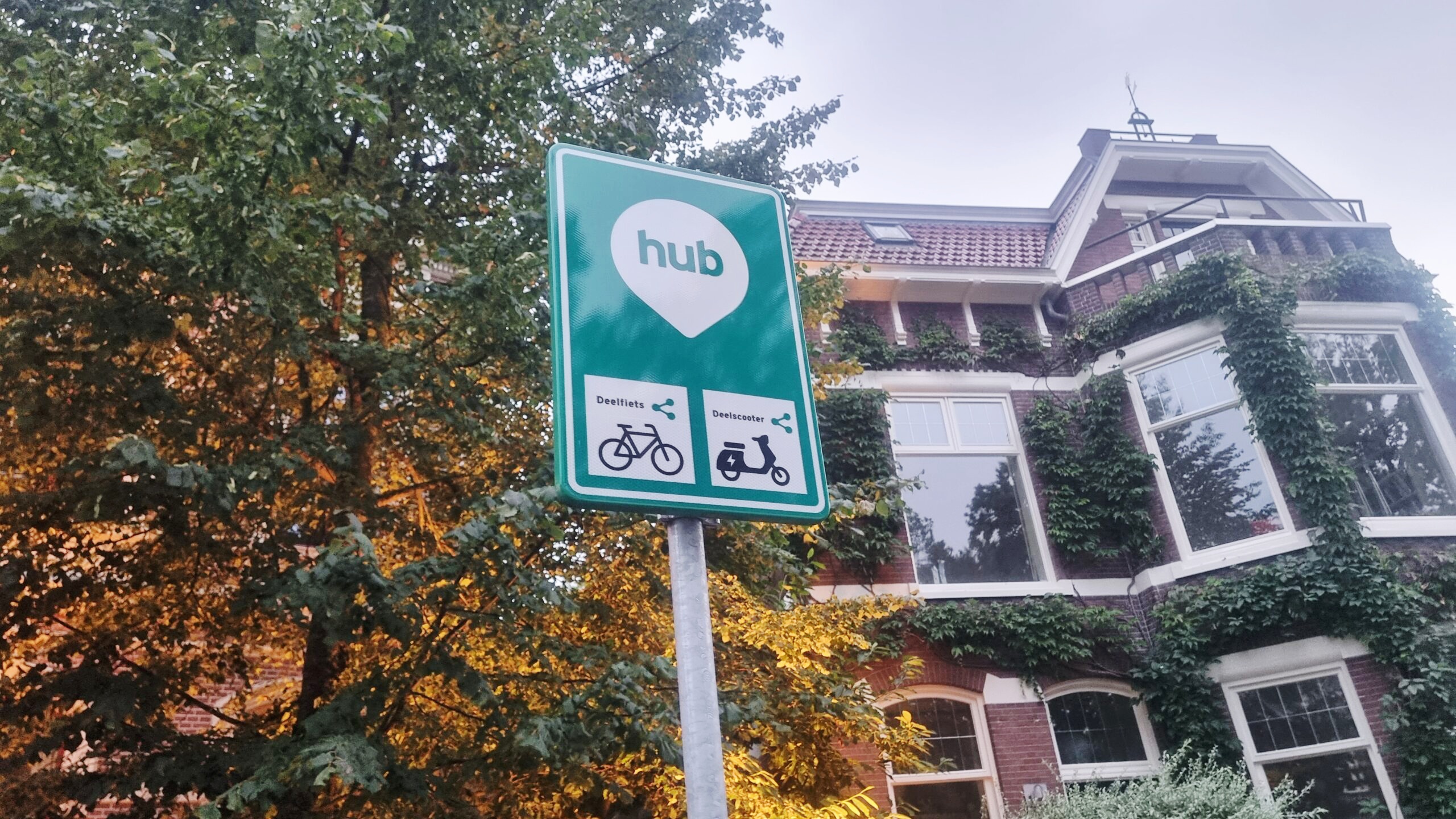 Een van de microhubs in Zwolle waar deelvervoer als deelfietsen en deelscooters konden worden gestald. Deze hubs zijn onderdeel van het gemeentelijke beleid om deelmobiliteit te stimuleren. - Foto © RTV Focus Zwolle