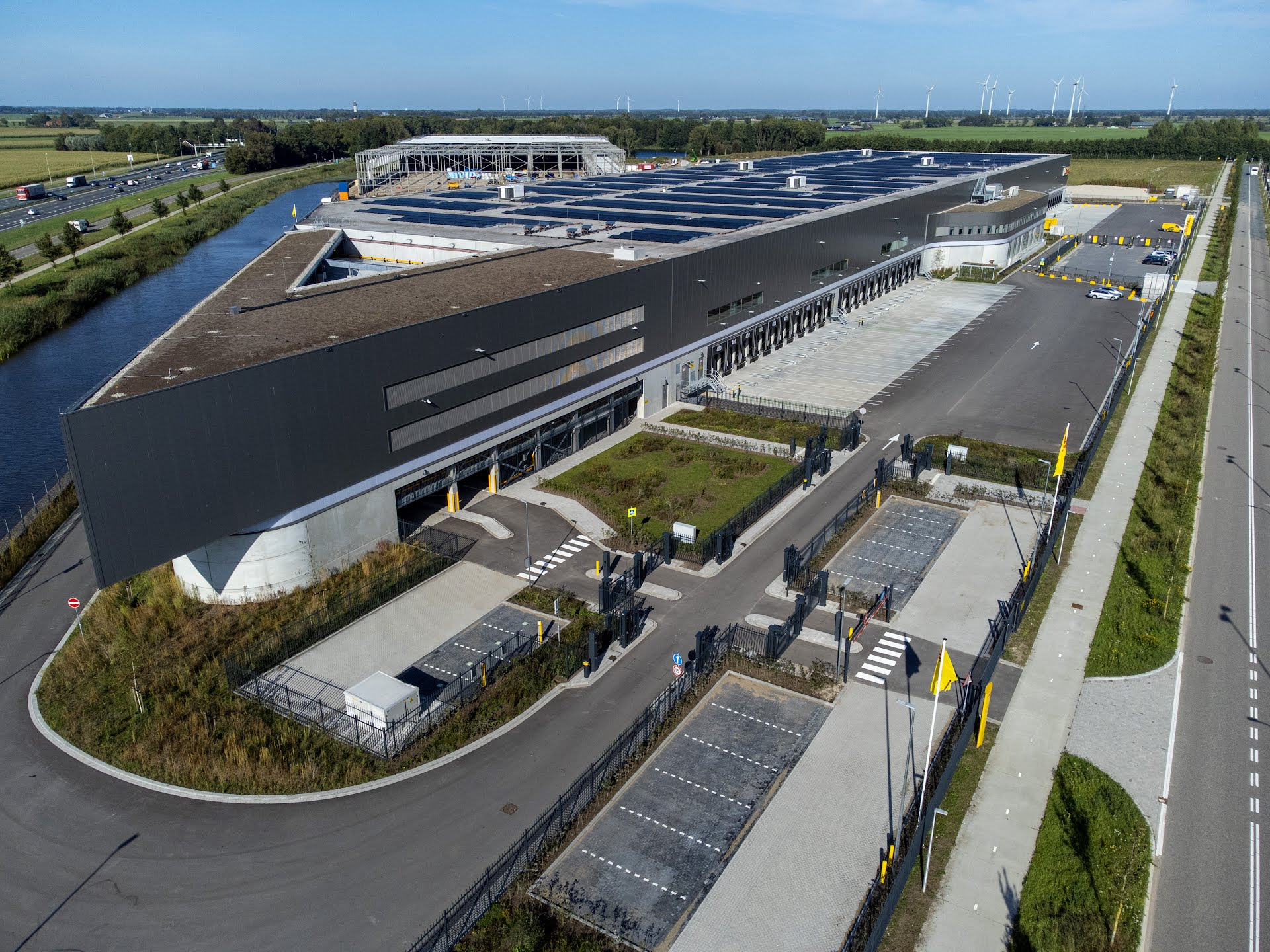 Het vijfde nationale DHL sorteercentrum in Zwolle met zonnepanelen op het dak langs de A28 op bedrijventerrein de Hessenpoort - Foto DHL