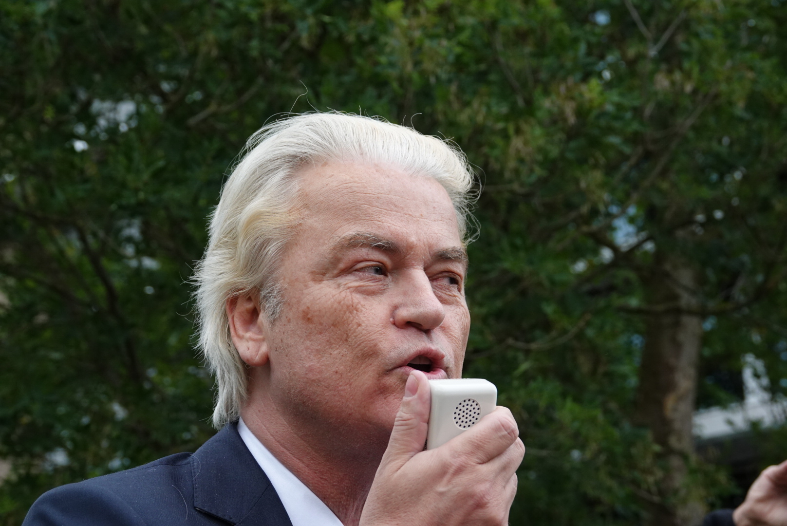 Foto © RTV Focus Zwolle / Optreden Wilders bij Provinciehuis in Zwolle voor debat over AZC