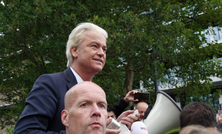 Voor het eerst in deze campagne zal Geert Wilders daar de degens kruisen met andere lijsttrekkers. - Foto © RTV Focus Zwolle / Optreden Wilders bij Provinciehuis in Zwolle voor debat over AZC