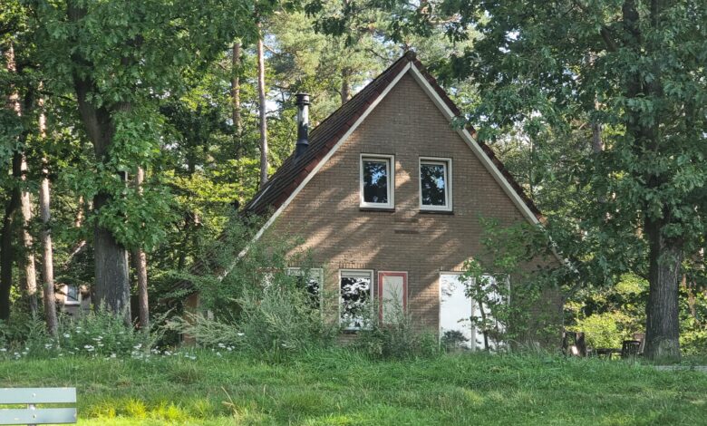 Huisje op Landal 't Loo in Oldebroek waar de drone van Defensie is neergestort - foto © RTV Focus Zwolle