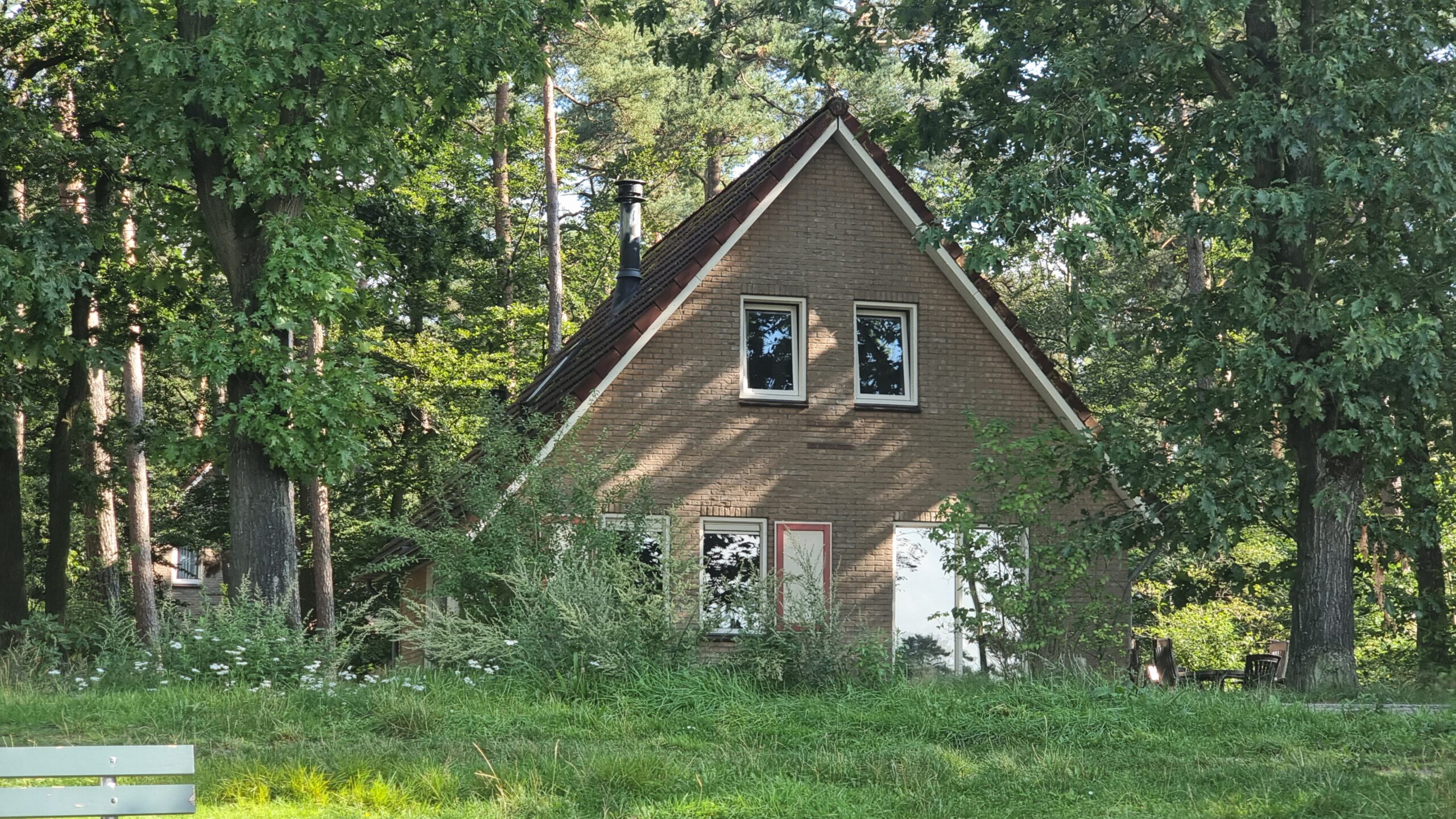 Huisje op Landal 't Loo in Oldebroek waar de drone van Defensie is neergestort - foto © RTV Focus Zwolle