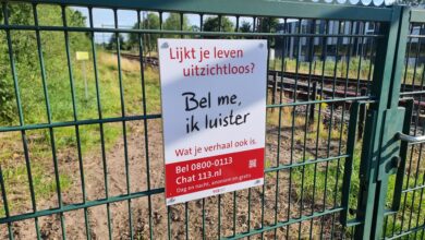 Een bord bij het spoor in Zwolle roept op om te praten over zelfdodingsgedachten. Foto © RTV Focus