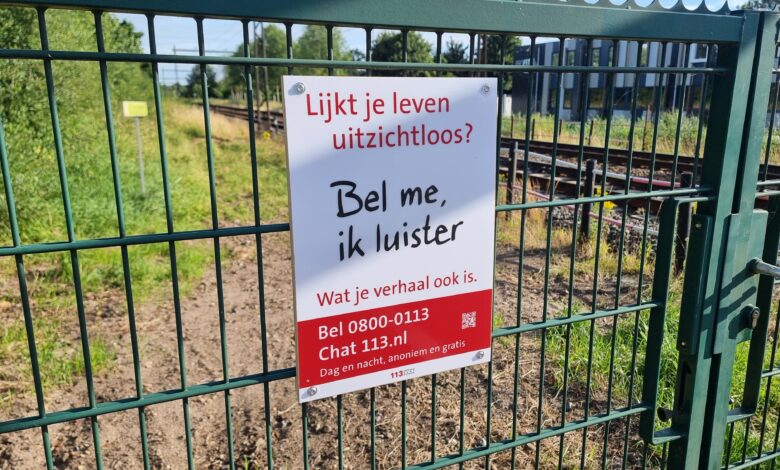 Een bord bij het spoor in Zwolle roept op om te praten over zelfdodingsgedachten. Foto © RTV Focus