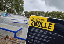Skatepark Zwolle met bord en overzicht van de vernieuwde baan op de achtergrond © RTV Focus Zwolle