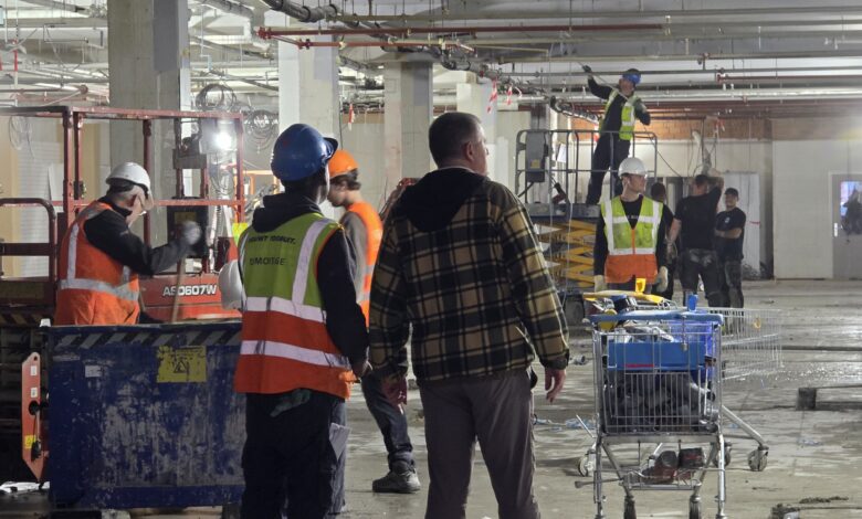 Teams van aannemers, installateurs en elektriciens zijn dag en nacht bezig om de deadline van 21 november te halen. - Foto © RTV Focus Zwolle