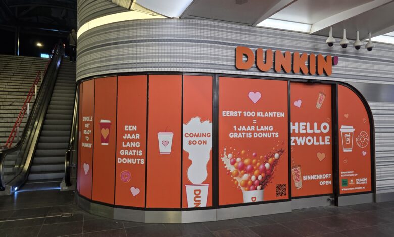 “Dunkin’ opent op Station Zwolle met actie: eerste 100 klanten een jaar lang gratis donuts.”