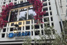 De nieuwe gevel van Iliana’s Taverna aan de Melkmarkt 44, compleet met kleurrijke bougainville en het kenmerkende ‘Evil Eye’-logo.