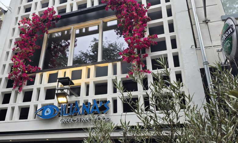 De nieuwe gevel van Iliana’s Taverna aan de Melkmarkt 44, compleet met kleurrijke bougainville en het kenmerkende ‘Evil Eye’-logo.