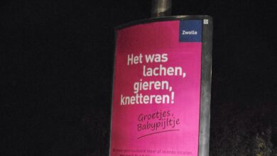 Een van de knalroze posters die in Zwolle langs de grote wegen hangen, onderdeel van de nieuwe anti-vuurwerkcampagne. - Foto © RTV Focus Zwolle