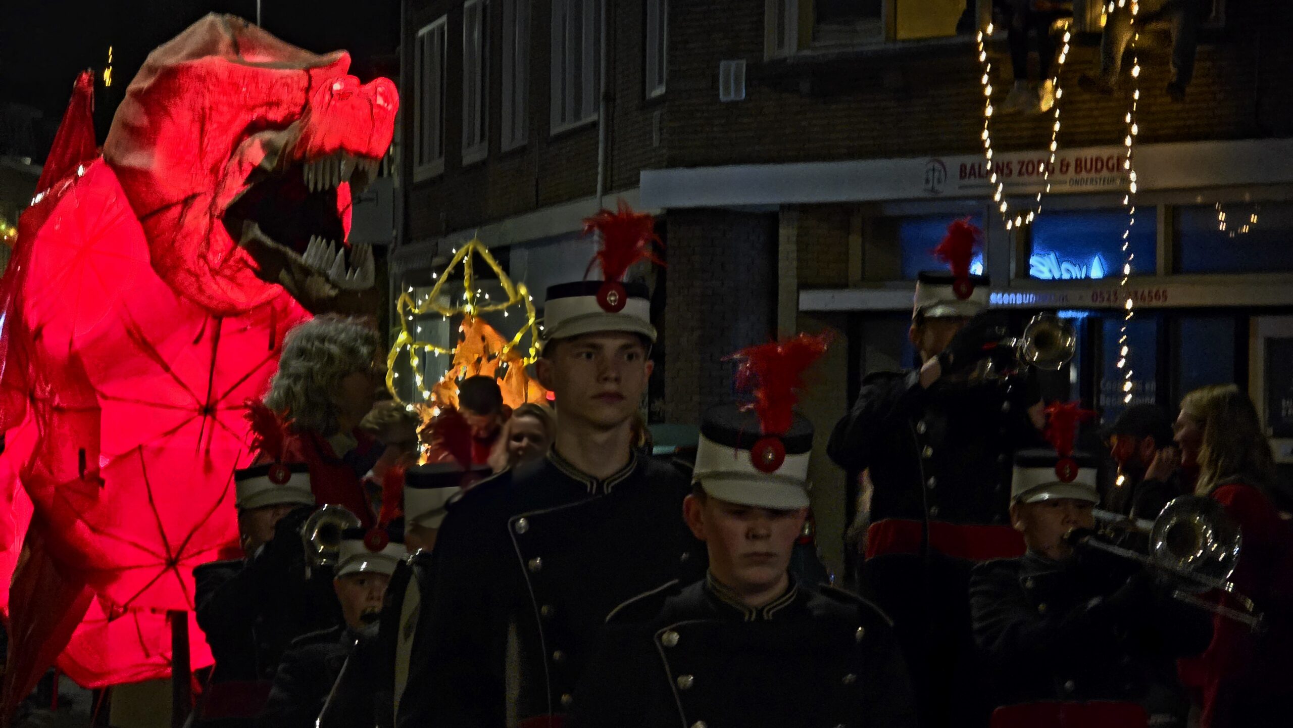 Video | Rode draak steelt de show tijdens Zwolse Lichtparade