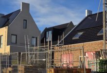 Moderne woningen verrijzen in Reeve, de snelgroeiende wijk in Kampen waar door de toestroom van gezinnen extra schoolruimte nodig is. – Bouw Reeve / Reevedelta - Foto © Focus1