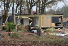 Sloop van het Lakeside-paviljoen aan de Wijthmenerplas, met gesloopte units en medewerkers op terrein. Foto © RTV Focus Zwolle.