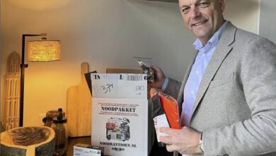 Burgemeester Peter Snijders met een noodpakket - Foto Instagram