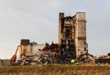 Het hart van de fabriek is opengelegd: staal, beton en machines komen bloot te liggen. Een beeld dat het einde van bijna veertig jaar veevoerproductie in Zwolle markeert. - Foto © RTV Focus Zwolle