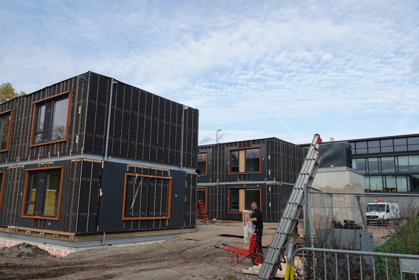 In één dag uit de grond gestampt: 22 flexwoningen achter Zwolse Herberg