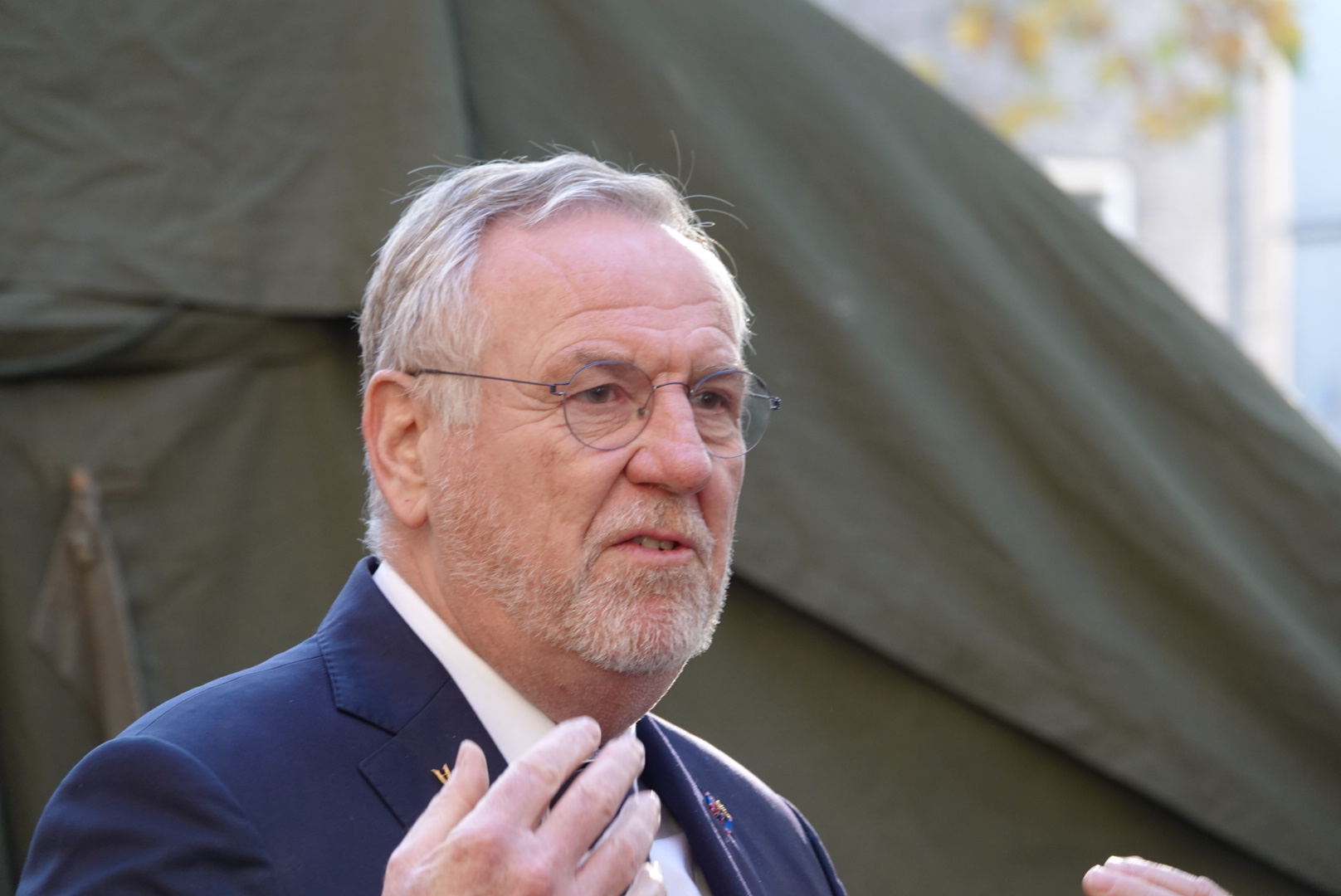 Luitenant-generaal b.d. Hans van Griensven, voorzitter van het Veteranenplatform, vertelt hoe hij in restaurant De Bonte Os een veteraan over Chora hoorde praten terwijl zijn vriend alleen maar luisterde. - Foto © RTV Focus Zwolle