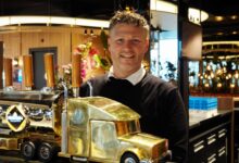 Peter Huisman naast de gouden truck-tapkraan, een exclusief ontwerp dat in Nederland alleen bij De Lichtmis te vinden is. - Foto © RTV Focus Zwolle