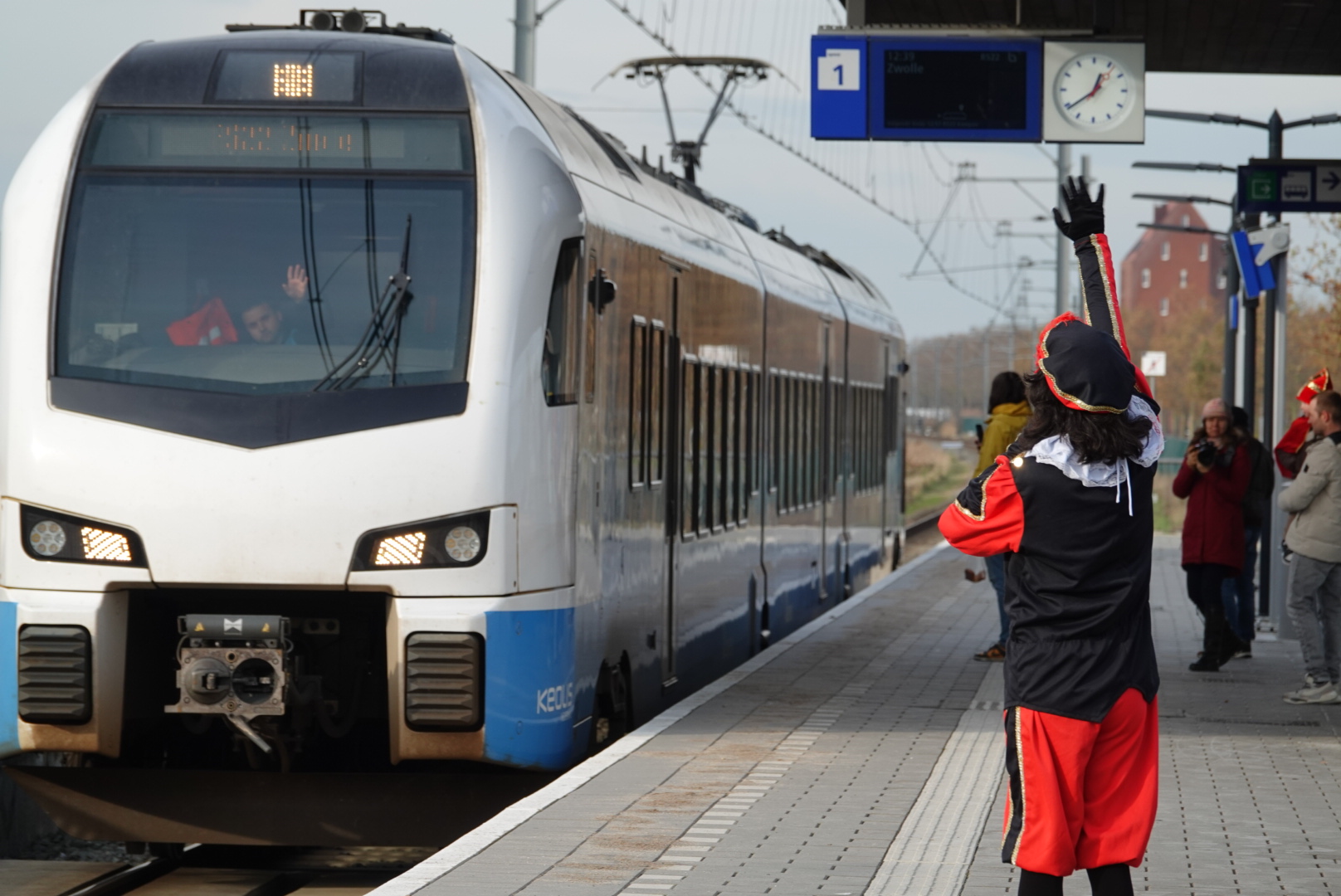 Pieten kijken uit naar de verwachte aankomst van Sinterklaas op station Stadshagen, waar even paniek ontstond door een gemiste trein.