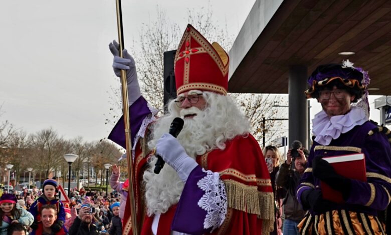 Sinterklaas begroet de kinderen op station Stadshagen nadat hij alsnog per trein uit Zwolle arriveert tijdens de intocht. - Foto RTV Focus Zwolle
