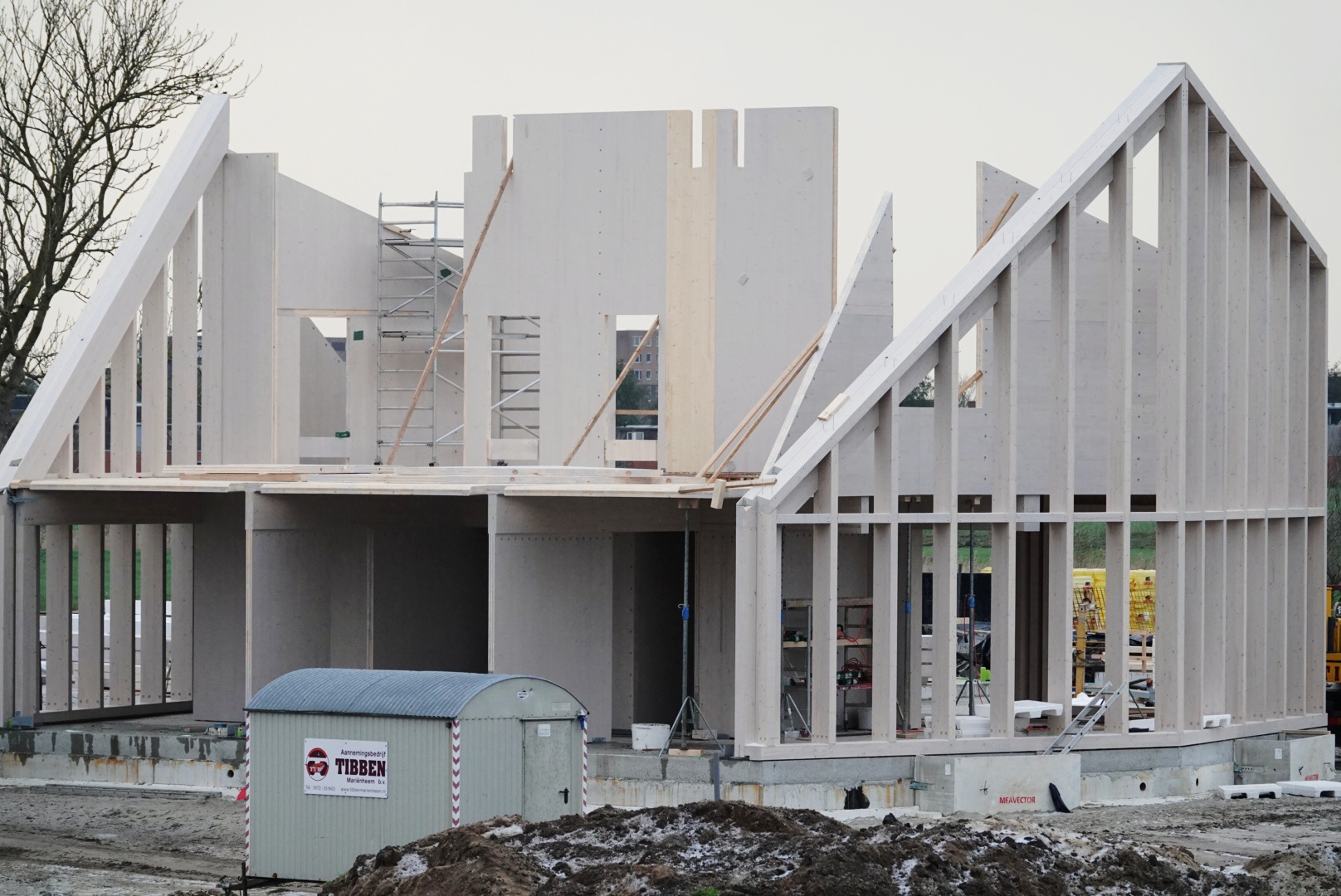 De eerste CLT-wanden en spanten van StadsZicht staan overeind; het nieuwe erf krijgt steeds duidelijkere contouren. Foto: RTV Focus Zwolle