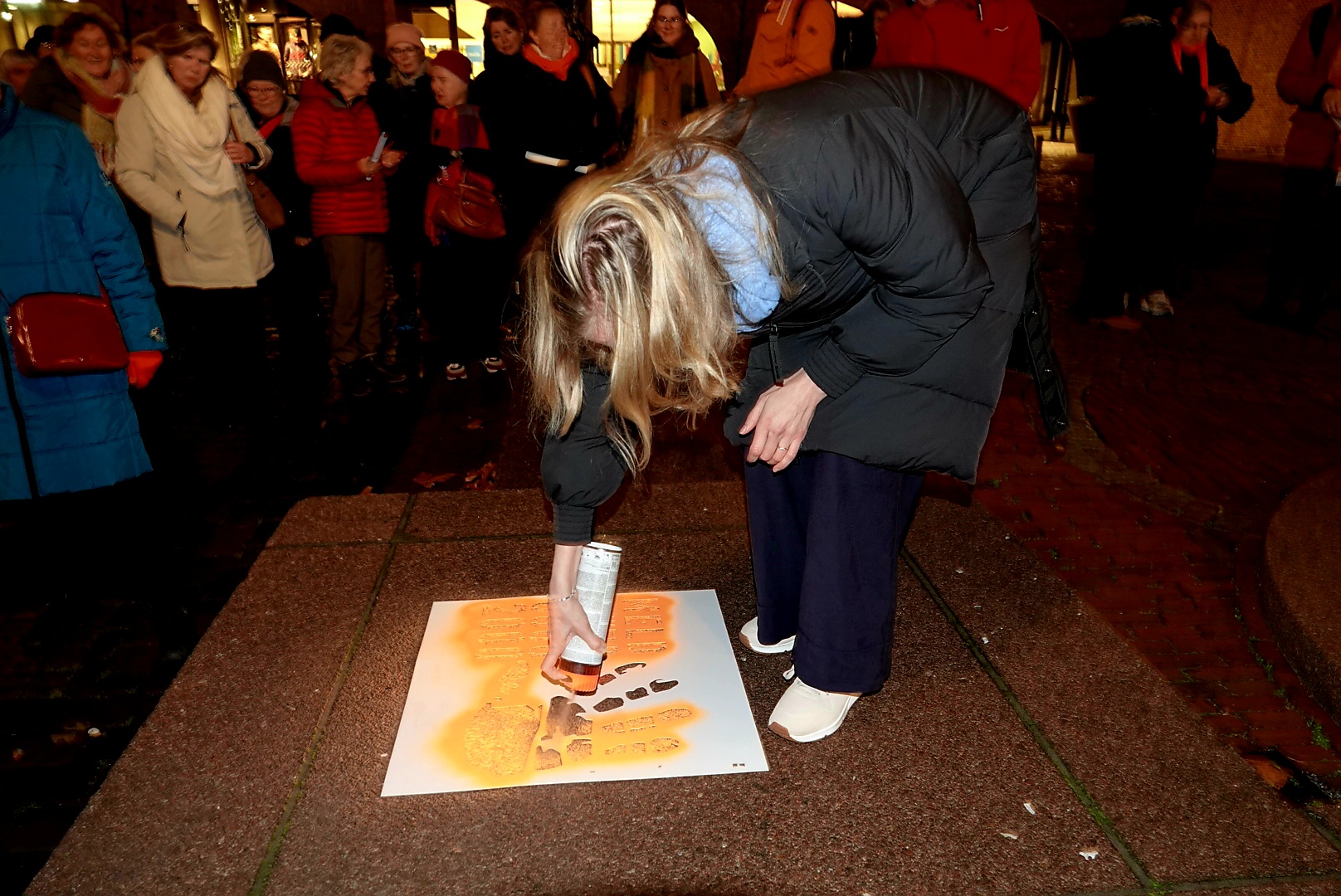 WEthouder dorrit de Jong van Zwolle zet een oranje tag op het bordes van het stadhuis in Zwolle - foto © RTV Focus Zwolle