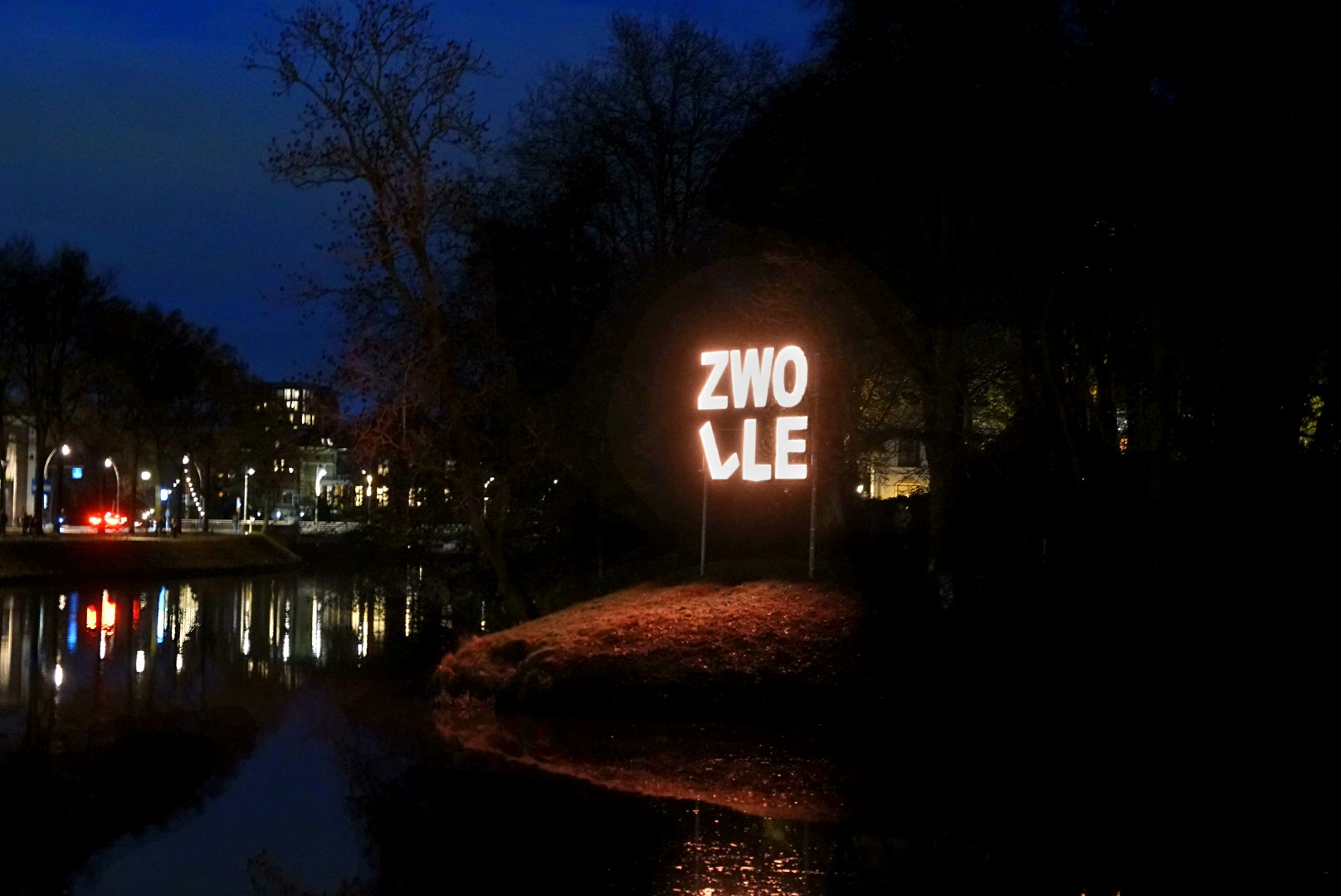 De letters ZWOLLE bij de stadsgracht zijn deze dagen oranje van kleur - Foto RTV Focus Zwollle