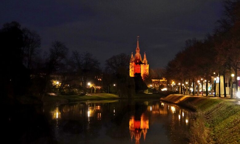 Sassenpoort Orange the World oranje uitgelicht - Foto © RTV Focus Zwolle