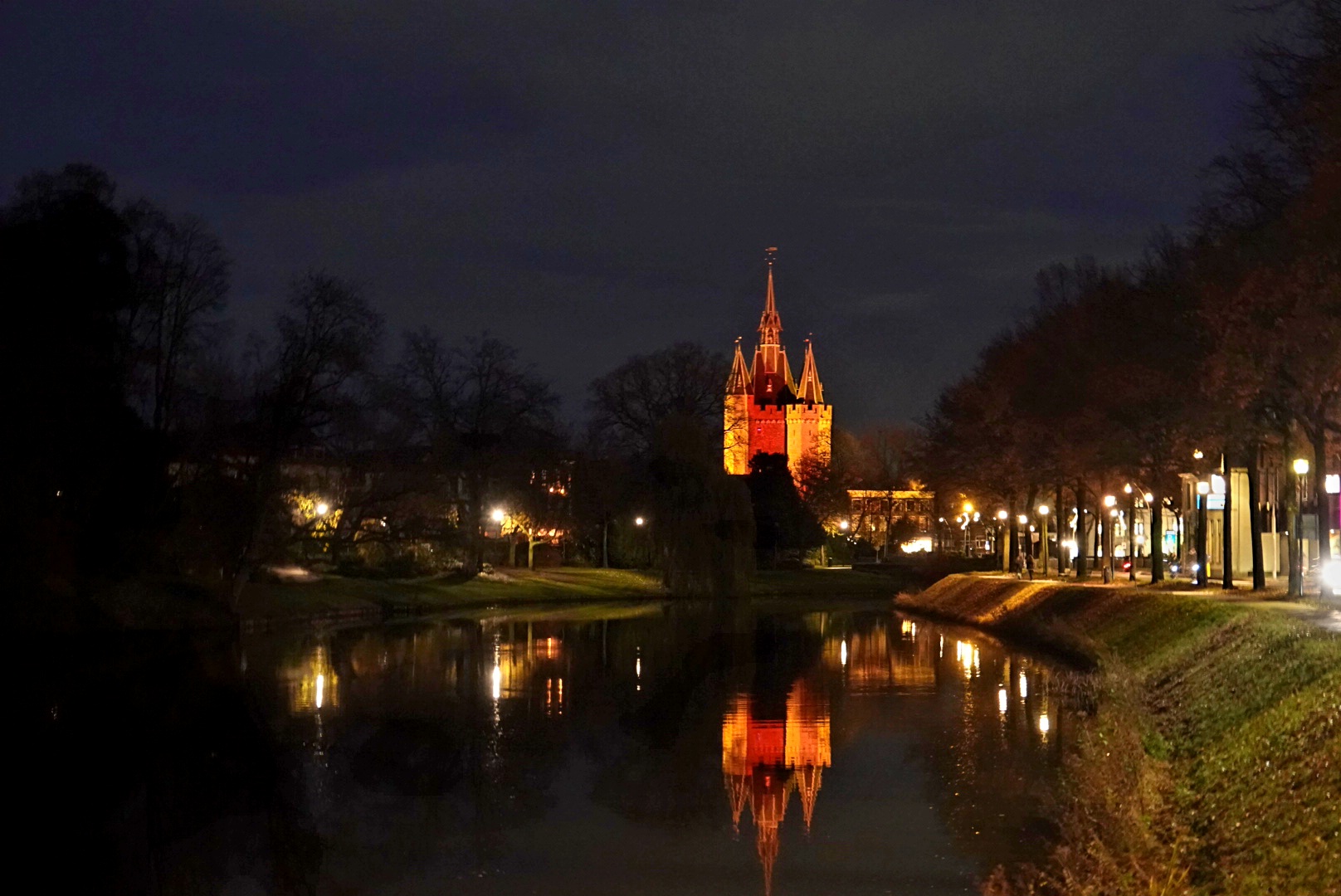 Zwolle kleurt oranje – alarmerende boodschap achter warme gloed