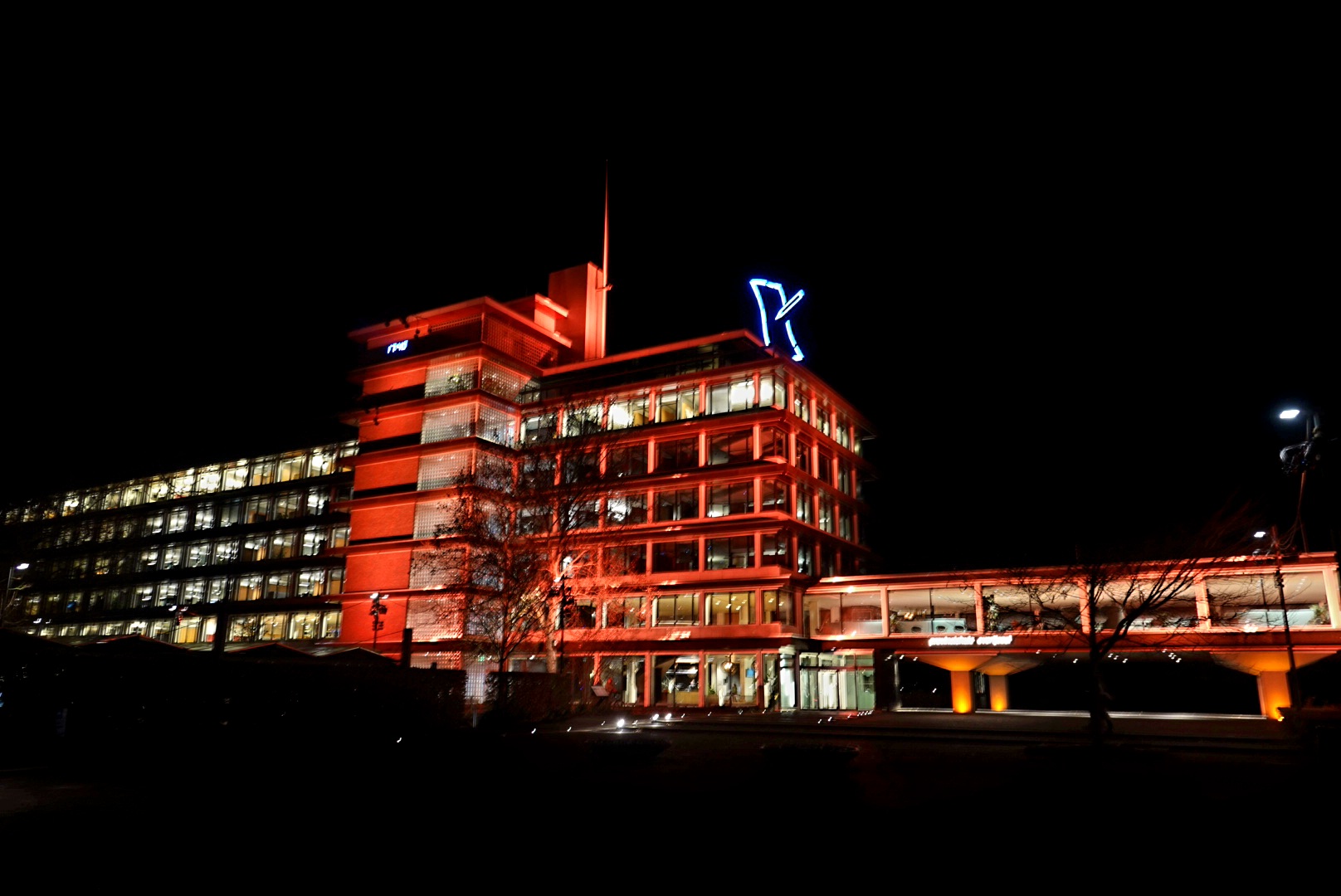 Orange the World Provinciehuis Zwolle is Oranje verlicht - Foto © RTV Focus Zwolle