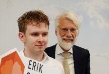 Tijn, de eerste deelnemer van het nieuwe Erik Scherder Huis Zwolle, samen met neuropsycholoog Erik Scherder - Foto © RTV Focus Zwolle