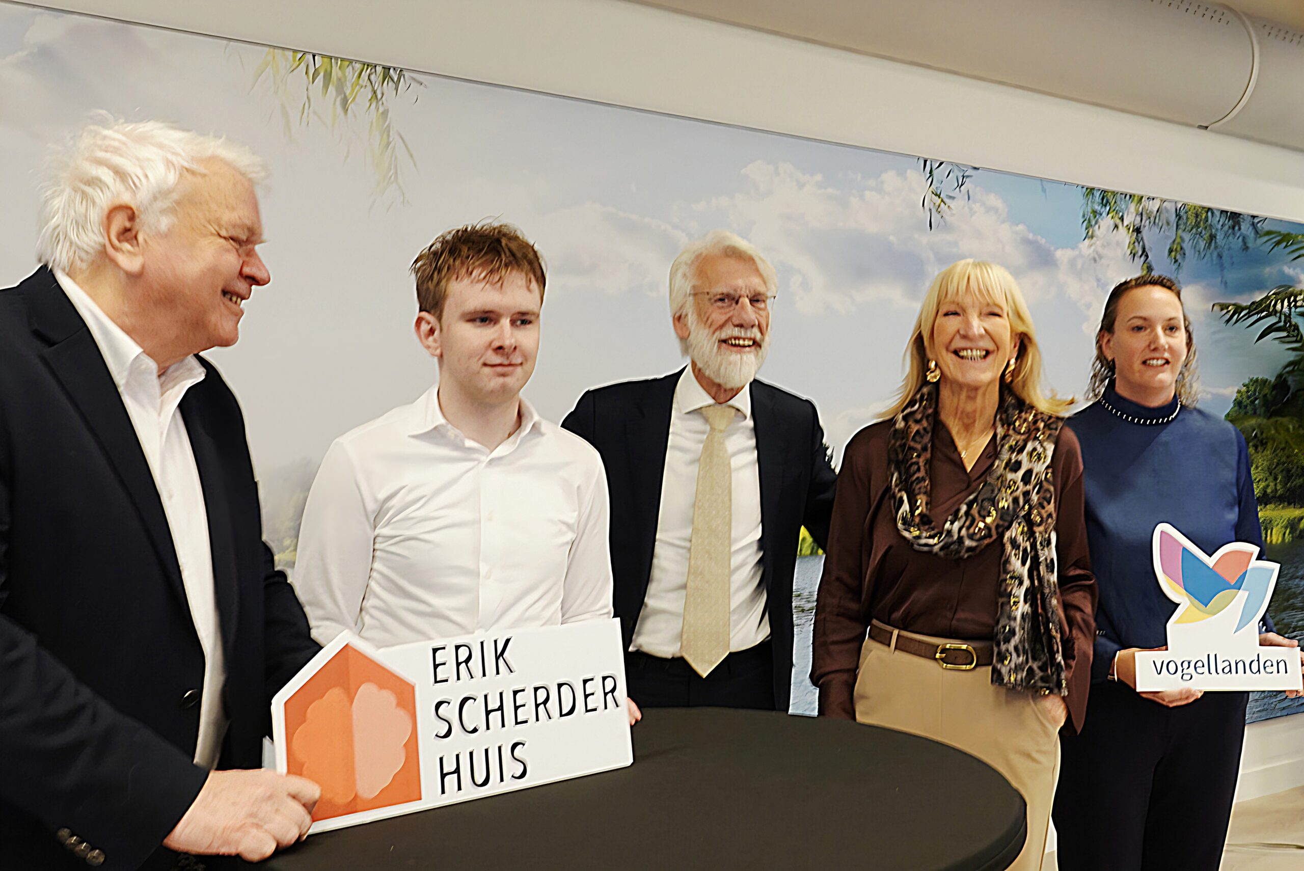 De initiatiefnemers van het Erik Scherder Huis Zwolle met Thijm, de eerste deelnemer, tijdens de feestelijke aankondiging bij Vogellanden - vlnr. Adriaan Theeuwes, Tijn, Erik Scherder, Fenna Eefting en manager Erik Scherderhuis Zwolle)
