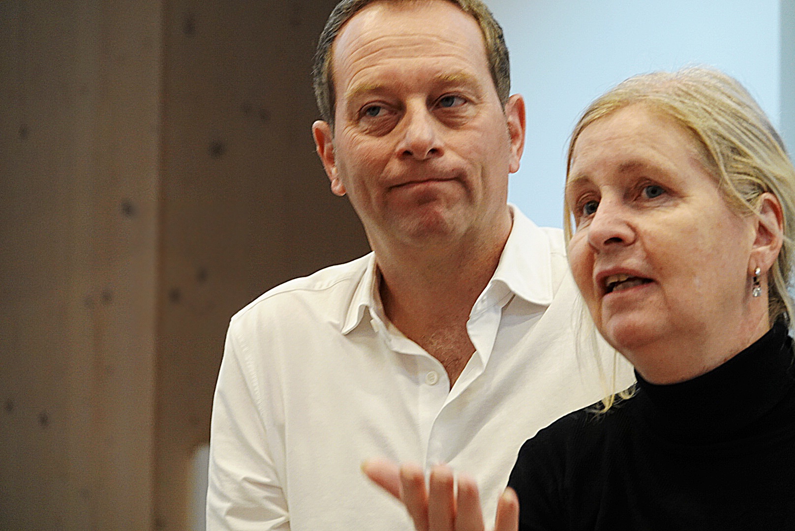 De ouders van Thijn vertellen tijdens de bijeenkomst wat de komst van het Erik Scherder Huis voor hun gezin betekent. - Foto © RTV Focus Zwolle