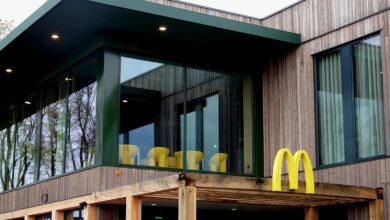 Nieuwe McDonald’s bij De Lichtmis met moderne gevel en grote glazen ramen vlak voor de opening - Foto RTV Focus Zwolle