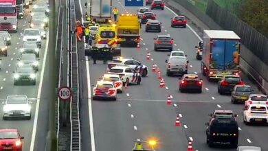 Hulpdiensten bij de auto die na een tik van een vrachtwagen tegen de vangrail belandde op de A28 bij Zwolle.