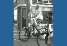 De verdachte die in de Lijsterbesstraat in Zwolle een fiets wegnam, vastgelegd door een beveiligingscamera.