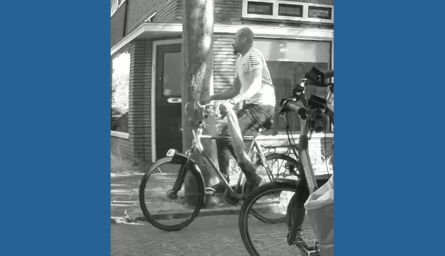 Brutale fietsdief slaat toe in Zwolle: man rijdt weg voor draaiende camera
