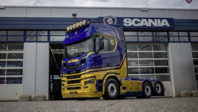 “De miljoenste Scania-truck, een blauw-gouden 770S V8, voor de fabriek van Scania Production Zwolle – het jubileumexemplaar dat in november 2025 wordt geveild via Troostwijk Auctions.”