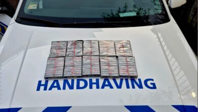 De buit: 200 illegale nitraten, in beslag genomen door handhavers in de Zwolse binnenstad. - foto eigen