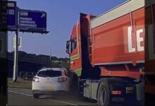 Duw-en-trekgevecht tussen vrachtwagen en Renault eindigt in berm verkeersplein Zwolle Zuid - Beeld videostill