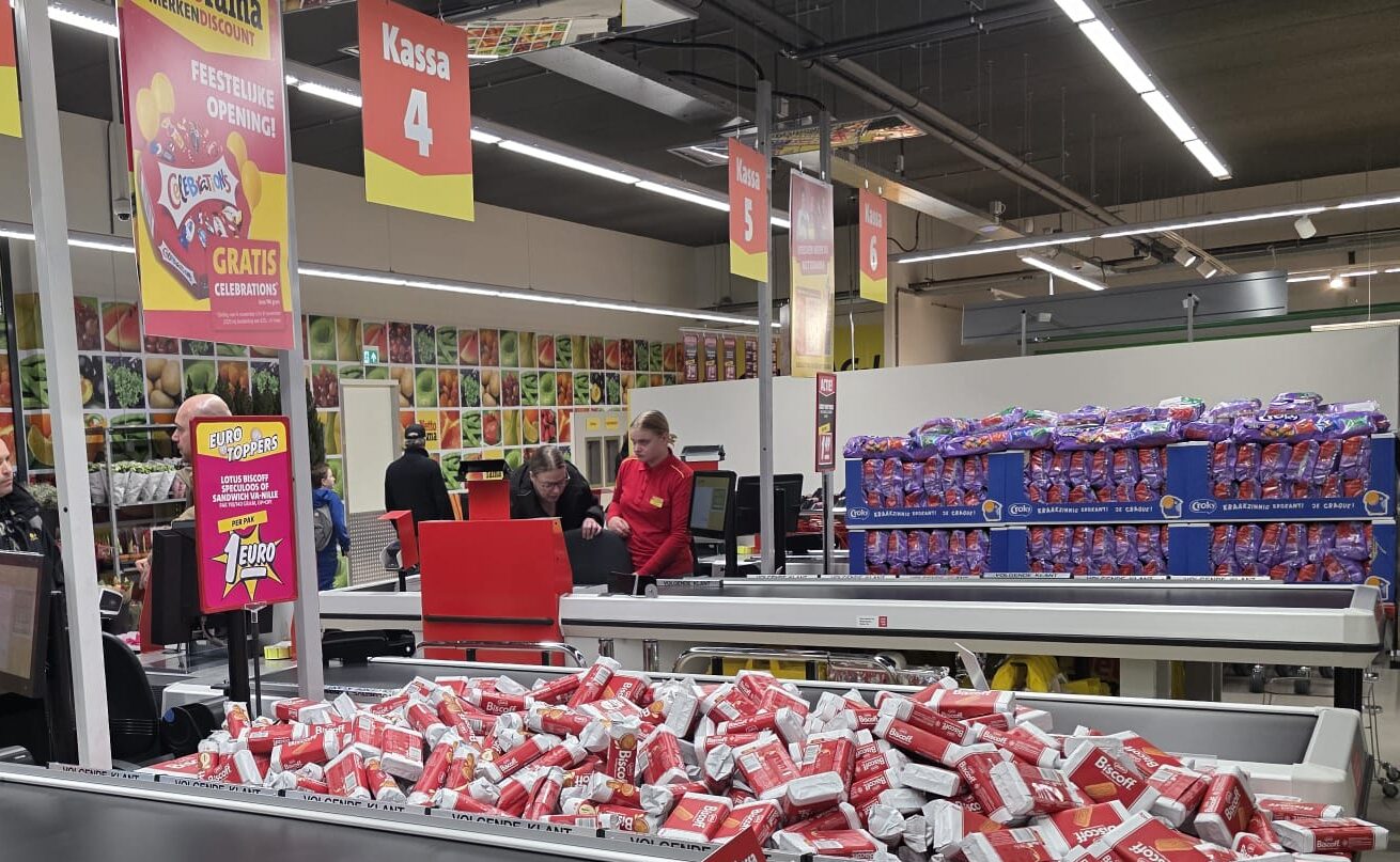 Traditioneel afrekenen: bij Nettorama geen zelfscankassa’s, maar ouderwets contact met de caissière. - Foto © RTV Focus Zwolle