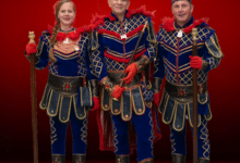 Prins Roth met zijn adjudanten Borrel en Noot tijdens de presentatie op het Prinsenbal 2025 van carnavalsvereniging d’Oelewappers