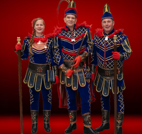 Prins Roth met zijn adjudanten Borrel en Noot tijdens de presentatie op het Prinsenbal 2025 van carnavalsvereniging d’Oelewappers