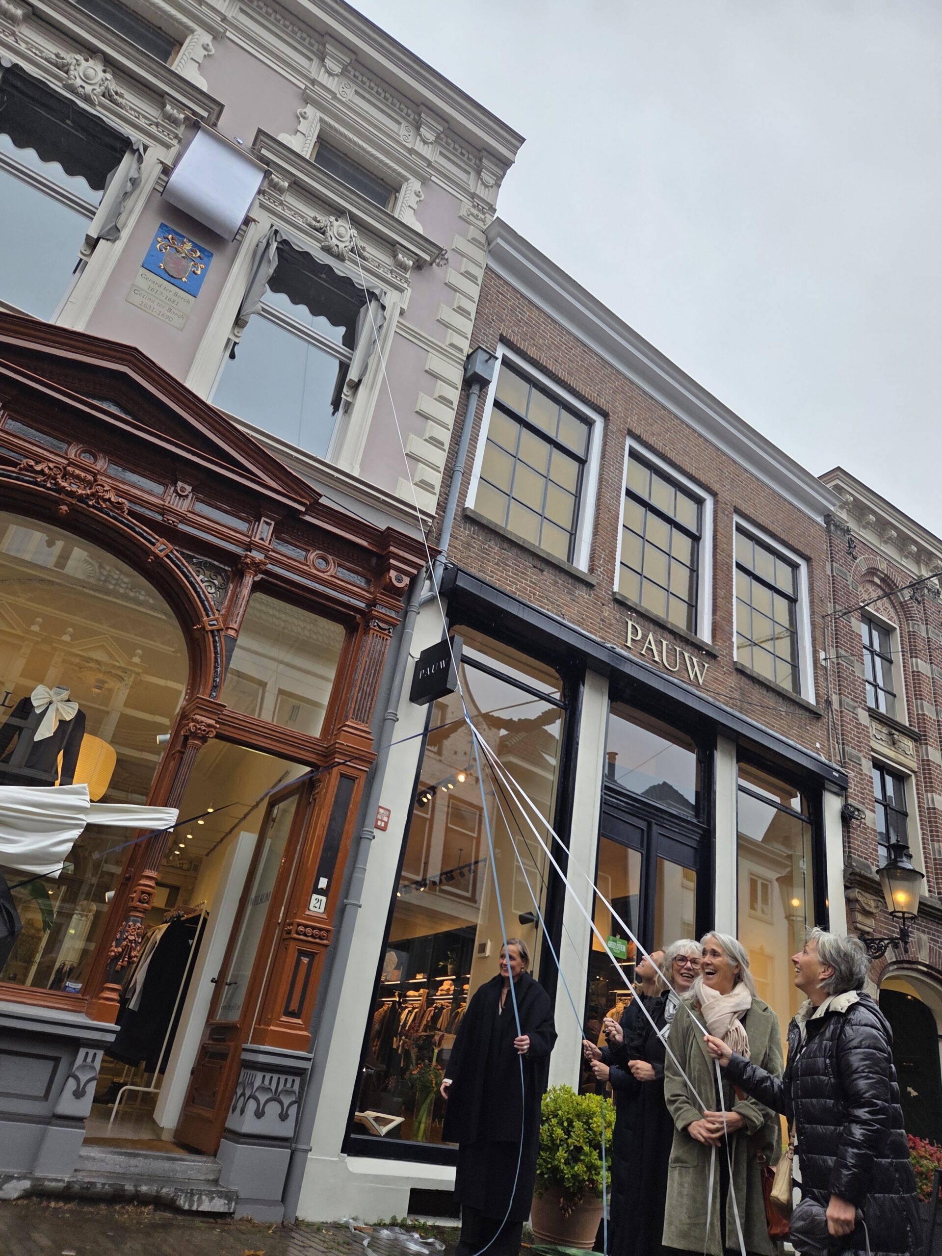 Onthulling van de nieuwe gevelsteen voor Gesina ter Borch aan de Sassenstraat 21 in Zwolle - Foto © Marina Lam van de gemeente Zwolle 