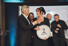 Thérèse Boer van De Librije ontvangt de tweede prijs tijdens de Lekker500-uitreiking.